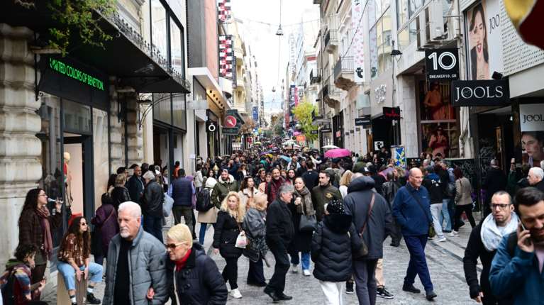 Το ωράριο των καταστημάτων σήμερα παραμονή Πρωτοχρονιάς - Κλείνουν μετά για δύο ημέρες