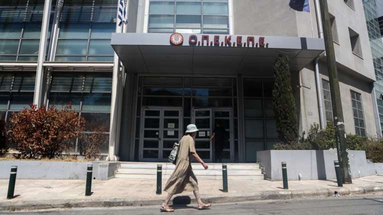 ΟΠΕΚΕΠΕ: Σε εξέλιξη οι έρευνες του ελληνικού &quot;FBI&quot; στα κεντρικά γραφεία - Τι περιλαμβάνουν τα αρχεία που αντλούν οι αστυνομικοί