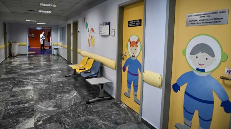 Πάτρα: Διασωληνωμένος αλλά εκτός κινδύνου ο 10χρονος που έπεσε από τον πρώτο όροφο πολυκατοικίας