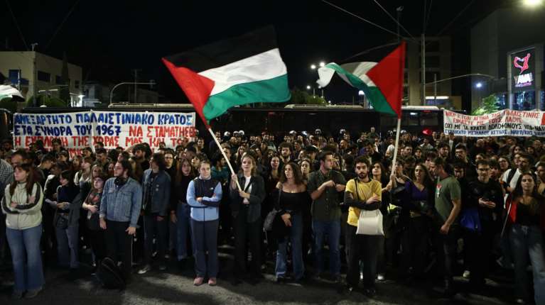 ΠΑΜΕ: Συγκέντρωση αλληλεγγύης στον Παλαιστινιακό λαό έξω από την πρεσβεία του Ισραήλ [εικόνες]