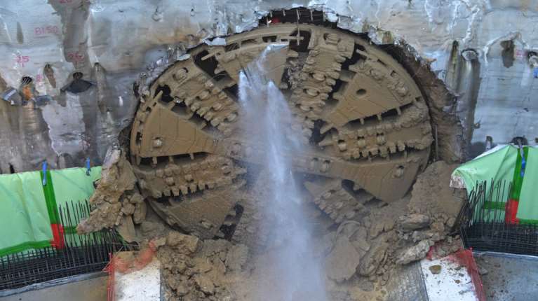 Γραμμή 4 του Μετρό: Με... Doors ο μετροπόντικας "Αθηνά" σπάει τον τοίχο στον Ευαγγελισμό [εικόνες - βίντεο]