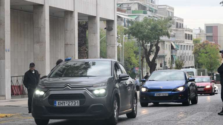 Σκάνδαλο ΟΠΕΚΕΠΕ: Κινηματογραφική άφιξη των 37 συλληφθέντων στη ΓΑΔΑ - Με... 25 συμβατικά οχήματα