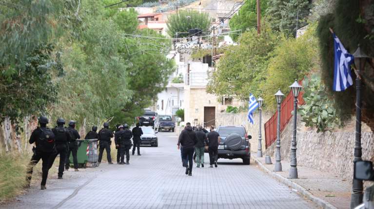 Μακελειό στα Βορίζια: Πραγματογνωμοσύνη στο αυτοκίνητο του 35χρονου – 17 σφαίρες από πιστόλια και καλάσνικοφ