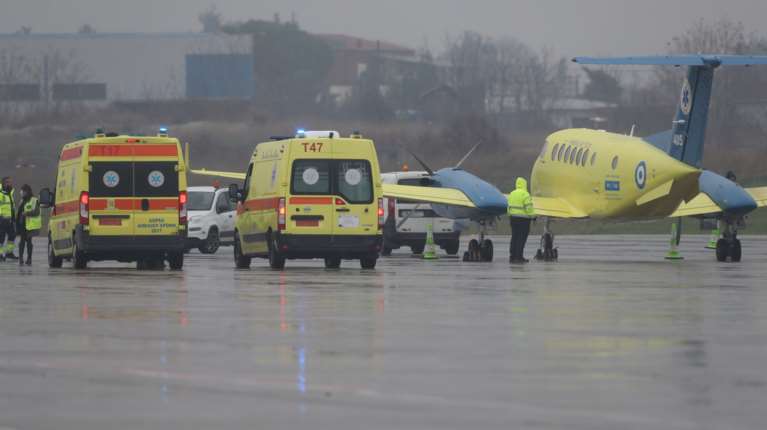 Εφτασαν στη Θεσσαλονίκη από τη Ρουμανία οι δύο τραυματίες οπαδοί του ΠΑΟΚ - Μεταφέρθηκαν στο "Παπαγεωργίου"