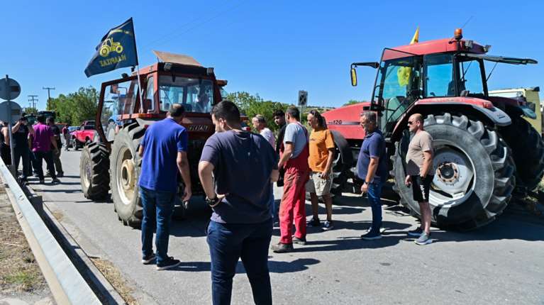 Οι αγρότες στις Σέρρες έσπασαν το μπλόκο της αστυνομίας και κατευθύνονται προς το τελωνείο Προμαχώνα [βίντεο]