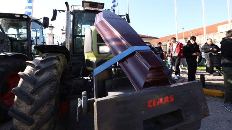 Η δυσαρέσκεια στις πρώτες αντιδράσεις των αγροτών μετά τις κυβερνητικές εξαγγελίες - "Δεν ακούσαμε κάτι νέο"