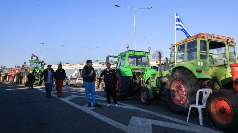 Χριστούγεννα στα μπλόκα: Εμμένουν οι αγρότες, ελεύθερη διέλευση των ταξιδιωτών για τις γιορτές