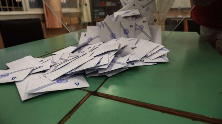 Δημοσκόπηση Palmos Analysis: Το &quot;κόμμα Καρυστιανού&quot; νικάει τον Τσίπρα - Δυσαρέσκεια για ακρίβεια και μισθούς