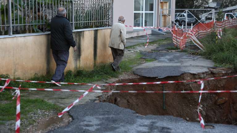 Άγιος Δημήτριος: Καθίζηση 10 μέτρων στο ρέμα της Πικροδάφνης - Σε κατάσταση έκτακτης ανάγκης ο δήμος [βίντεο]