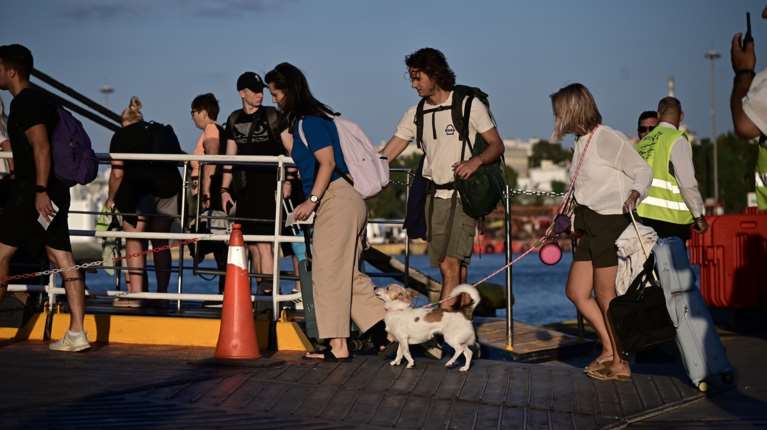 Οπου φύγει φύγει από τα λιμάνια της Αττικής - Περισσότεροι από 125.000 επιβάτες το πρώτο 3ημερο του Αυγούστου