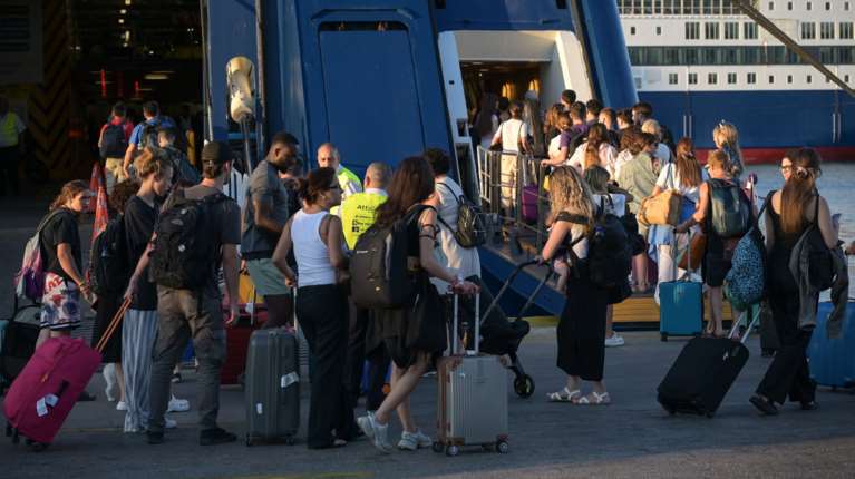Δραπετεύουν με κάθε μέσο από την Αθήνα οι αδειούχοι του Αυγούστου: Γεμάτα φεύγουν τα πλοία και τα λεωφορεία