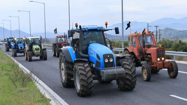 Αγροτικά μπλόκα: Ποια είναι η κατάσταση στην Εθνική Οδό - Πού γίνεται εκτροπή των οχημάτων