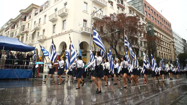 28η Οκτωβρίου: Υπό βροχή η μαθητική παρέλαση στη Θεσσαλονίκη [εικόνες - βίντεο]