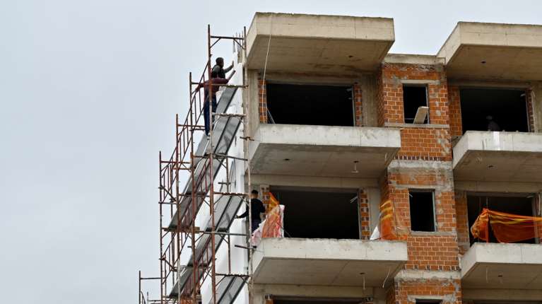 Εντονες αντιδράσεις για την αφαίρεση των πολεοδομιών από τους δήμους - &quot;Απαράδεκτο και προκλητικό&quot;, λέει η ΚΕΔΕ