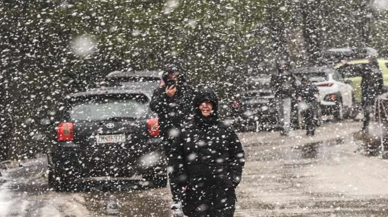 Με τσουχτερό κρύο παραμονή και ανήμερα Πρωτοχρονιάς: Ψυχρή εισβολή φέρνει χιόνια και στην Αττική - Ποιοι θα δουν "άσπρη μέρα"
