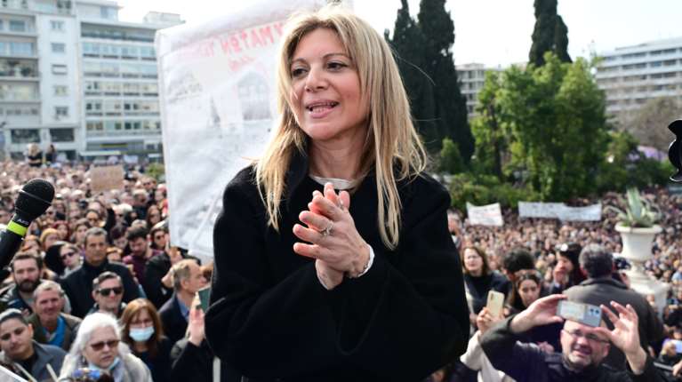 Η Καρυστιανού παραιτήθηκε, αλλά οι αιχμές συνεχίζονται: "Σιωπούσα για να μη σας εκθέσω για τα οικονομικά"