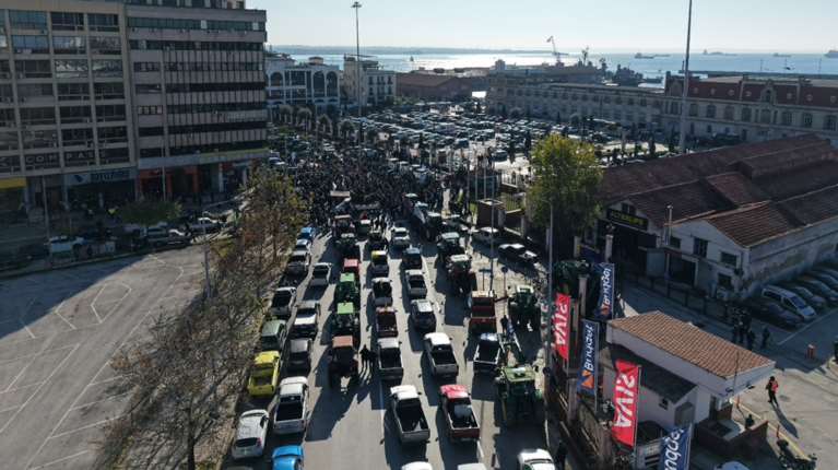 Θεσσαλονίκη: Εφυγαν από το λιμάνι και επέστρεψαν στα μπλόκα οι αγρότες - Η αντίδραση στην πρόσκληση Μητσοτάκη