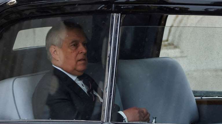 Σάλος με νέες αποκαλύψεις για τον τέως πρίγκιπα Άντριου: "Έφερε 40 ιερόδουλες στο ξενοδοχείο του στην Ταϊλάνδη"