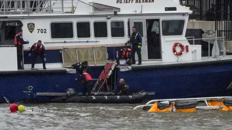 Σοκ στη Νέα Υόρκη: Συντριβή ελικοπτέρου στον ποταμό Χάντσον - Νεκροί και οι 6 επιβαίνοντες, ανάμεσά τους 3 παιδιά [βίντεο - εικόνες]