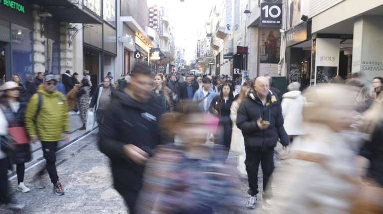 Σε ισχύ ο μηδενικός φόρος για τους νέους εργαζόμενους – Πόσο ωφελούνται στην πράξη [παραδείγματα]