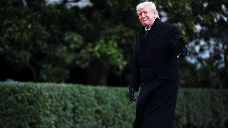 "Ουδέν σχόλιον" απάντησε ο Τραμπ όταν ρωτήθηκε αν θα προσφύγει στη βία για να αποκτήσει τη Γροιλανδία