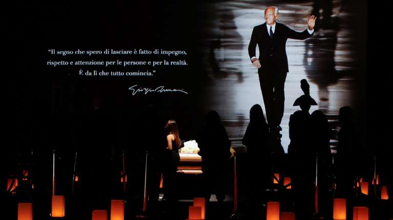 Σε λαϊκό προσκύνημα η σορός του Αρμάνι - Πλήθος κόσμου αποτίει φόρο τιμής στον θρυλικό Ιταλό σχεδιαστή [εικόνες]