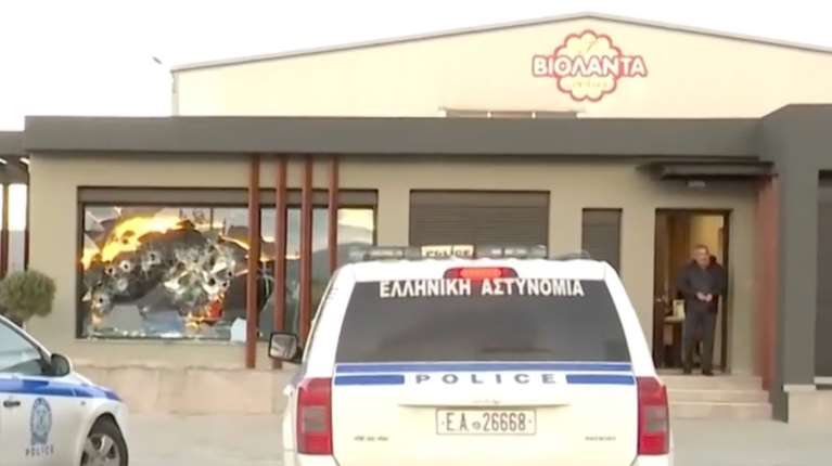 Ο Ρουβίκωνας παράδεχεται ότι τα έσπασε σε λάθος εταιρεία αντί για τη Βιολάντα: "Θα αποζημιωθεί για τις υλικές ζημιές"