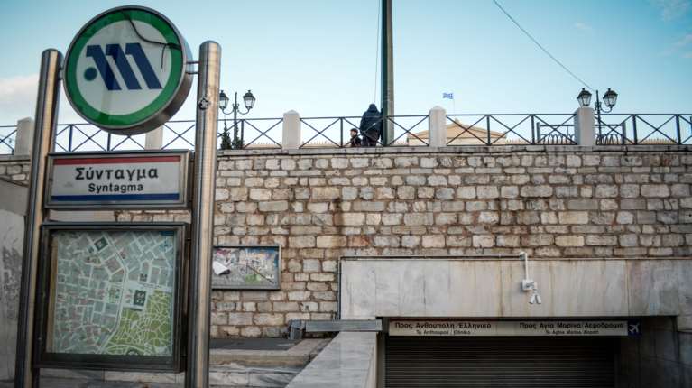 Μετρό: Επιβάτης προσπάθησε να αυτοκτονήσει πέφτοντας στις ράγες- Εκτός λειτουργίας ο σταθμός Σύνταγμα