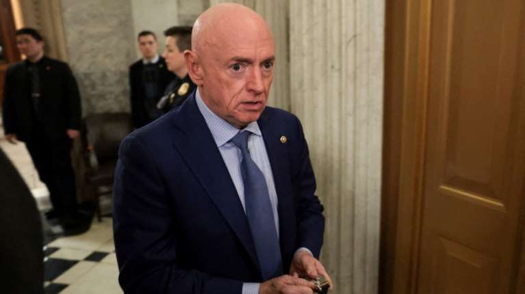 ΗΠΑ: Δικαστήριο απαγόρευσε στο Πεντάγωνο να υποβαθμίσει τον απόστρατο Δημοκρατικό γερουσιαστή Μαρκ Κέλι