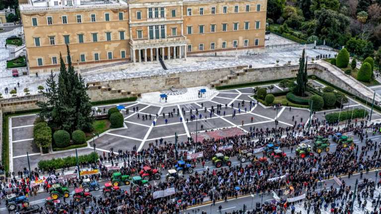 "Ολονυχτία" αγροτών στο Σύνταγμα με 44 τρακτέρ, θα παραμείνουν μέχρι το μεσημέρι - Συνεχίζουν την κινητοποίηση