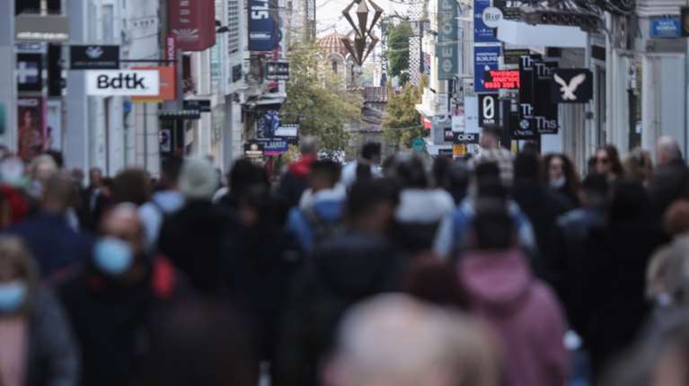Η ώρα των δημοσίων υπαλλήλων: Οι αυξήσεις στους μισθούς και οι μειώσεις στην παρακράτηση φόρου - Παραδείγματα