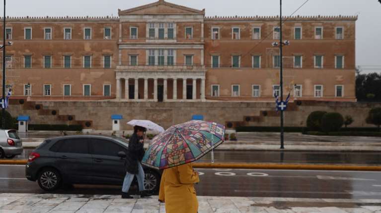 Άστατος ο καιρός την Παραμονή Χριστουγέννων: Βροχές και καταιγίδες σε πολλές περιοχές