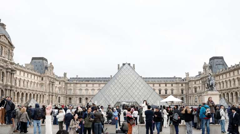 Μουσείο του Λούβρου: Άφαντα παραμένουν τα κλοπιμαία της &quot;ληστείας του αιώνα&quot; - Γνωστοί στις αρχές οι δύο συλληφθέντες