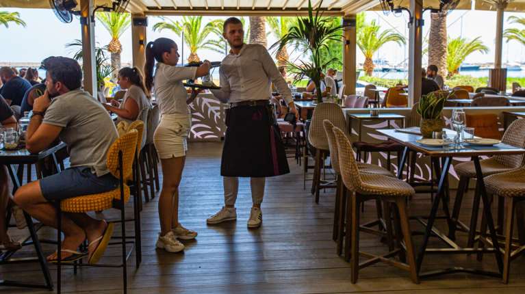 Guardian: Η Ελλάδα νομιμοποιεί 30.000 αιτούντες άσυλο fast track για να καλύψει τις κενές θέσεις στον τουρισμό