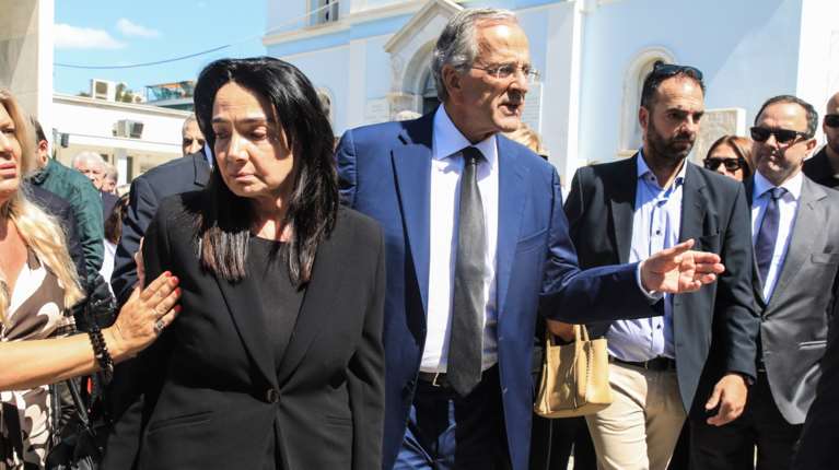 Λένα Σαμαρά: Σε κλίμα οδύνης το μνημόσυνο για τις 40 ημέρες από τον θάνατό της -  Ποιοι έδωσαν το παρών [εικόνες]