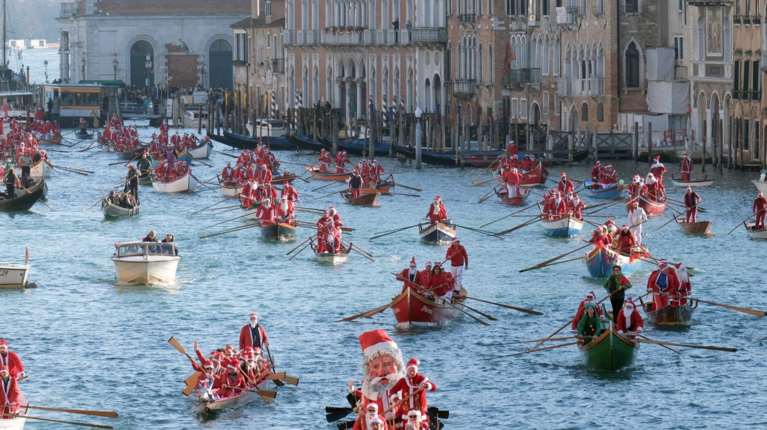 Η μαγεία των Χριστουγέννων φτάνει με γόνδολα στη Βενετία: Εκατοντάδες Άγιοι Βασίληδες πλημμύρισαν τα κανάλια