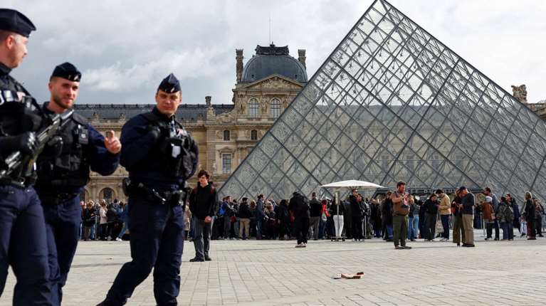 Λούβρο: Απίστευτα κενά ασφαλείας στο διασημότερο μουσείο - Βασικός κωδικός ασφαλείας ήταν η λέξη &quot;LOUVRE&quot;