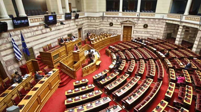 Συνταγματική αναθεώρηση: Δύσκολη η συναίνεση των κομμάτων - Ενοχλημένη η κυβέρνηση με τον Βενιζέλο