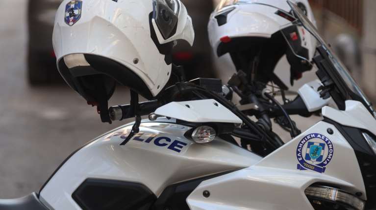 Συναγερμός στη Νίκαια: Φωτιά σε όχημα σωφρονιστικού υπαλλήλου και εντοπισμός χειροβομβίδας - Αποκλείστηκε η περιοχή