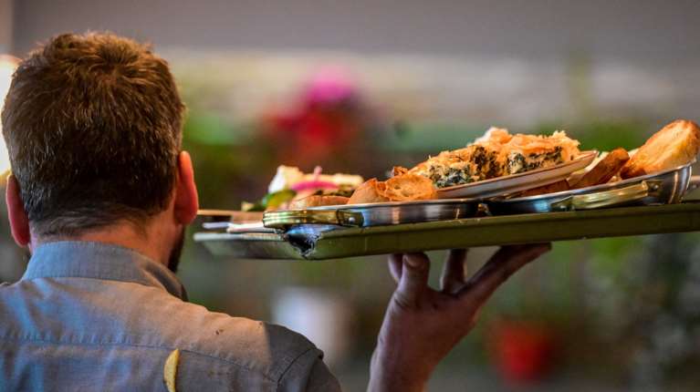 Επιθεώρηση Εργασίας: Δεκάδες παραβάσεις και βροχή προστίμων για αδήλωτη εργασία