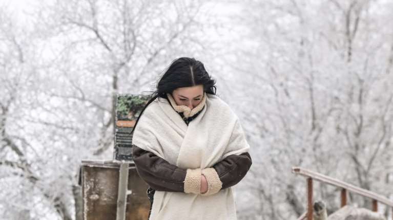 Σε εξέλιξη η ψυχρή εισβολή με χιόνια, τσουχτερό κρύο και θυελλώδεις ανέμους -Νέα επιδείνωση από το βράδυ της Τρίτης