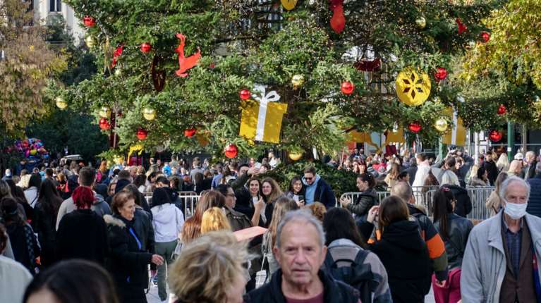 Συντάξεις και επιδόματα πριν τα Χριστούγεννα: Πότε καταβάλλονται – Τι αλλάζει στα ποσά από τον Ιανουάριο