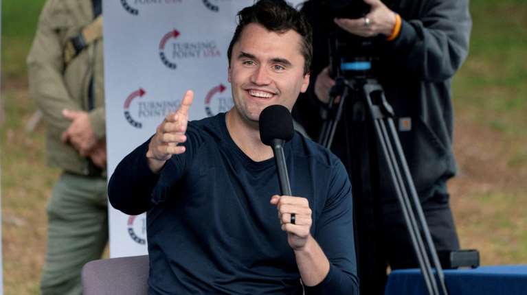 Τσάρλι Κερκ: Οι ακραίες θέσεις για μετανάστες και ΛΟΑΤΚΙ που ενθουσίαζαν τους MAGA και εξόργιζαν τους αντιπάλους του