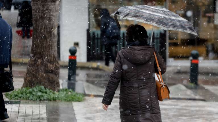 Πτώση θερμοκρασίας με βροχές για σήμερα - Νέα επιδείνωση από το Σάββατο - Διαφωνία μετεωρολόγων για τα χιόνια
