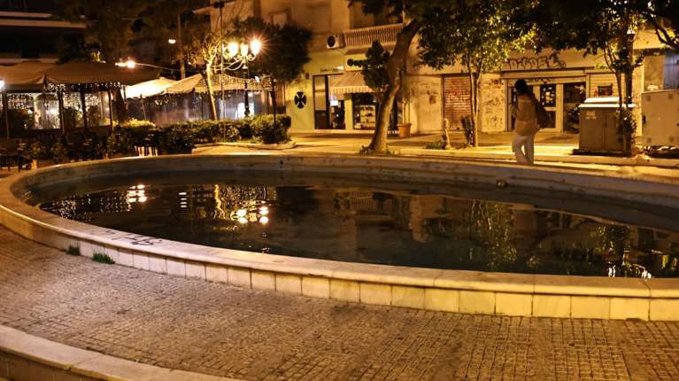 Καλλιθέα: Τουλάχιστον 10 λεπτά μέσα στο σιντριβάνι το κοριτσάκι - Σε διπλανή καφετέρια οι γονείς