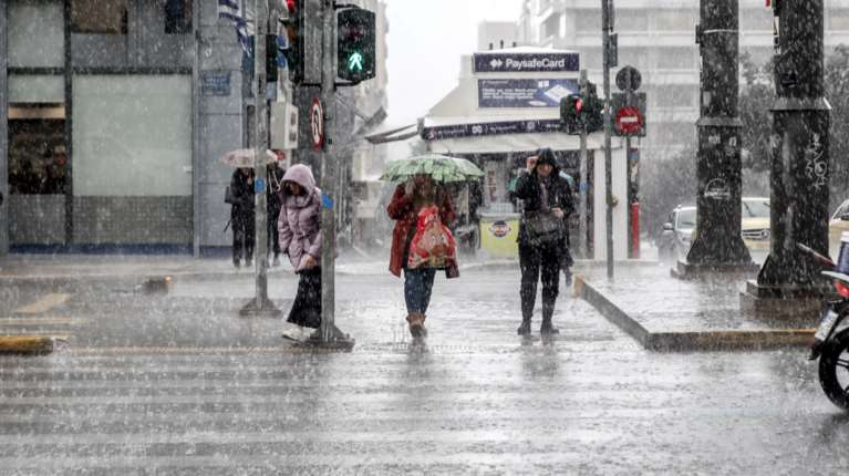 Σε εξέλιξη το κύμα κακοκαιρίας με ισχυρές καταιγίδες και ανέμους: 7 περιοχές σε red code - Εντονη βροχόπτωση και στην Αττική