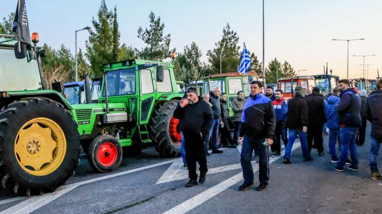 Κλιμακώνεται η κόντρα κυβέρνησης-αγροτών - &quot;Δεν θα επιτρέψουμε το κλείσιμο των δρόμων&quot;