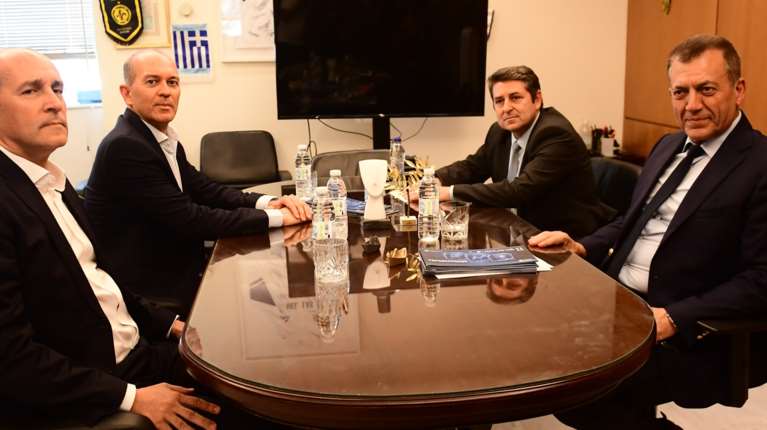 Στο στόχαστρο φιλάθλων και ΜΜΕ Βρούτσης και Αγγελόπουλοι για τα χάλια του ΣΕΦ