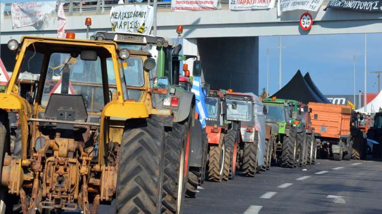 Επιμένουν οι αγρότες στα μπλόκα: Κλείνουν παρακαμπτηρίους στη Νίκαια, αποκλεισμοί σε τελωνεία, τρακτέρ σε εθνικές οδούς