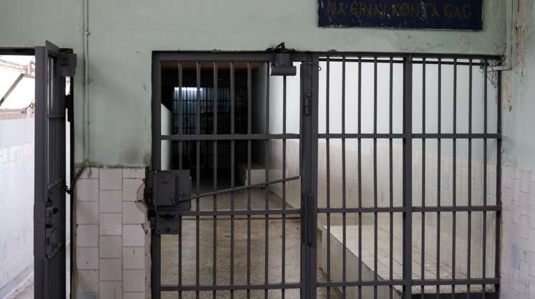 Συναγερμός στις φυλακές Κορυδαλλού: Βρέθηκε θαμμένο στο προαύλιο πιστόλι με γεμιστήρα και σφαίρες [βίντεο]